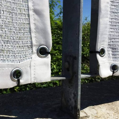 Occhielli di una rete ombreggiante bianco legati con fascette di plastica