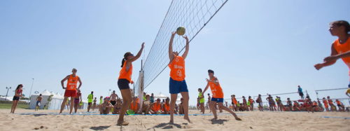 Partita di beach volley su spiaggia
