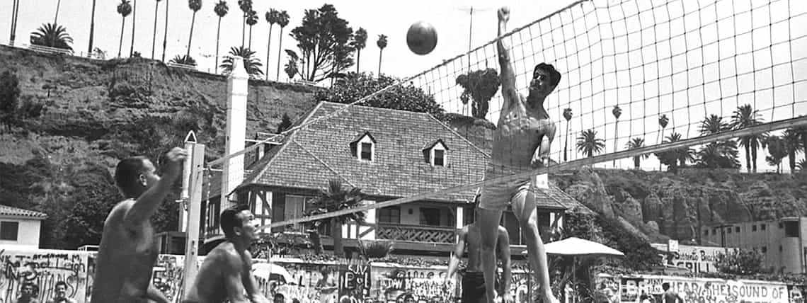 Fotografia di una delle prima partite di beach volley